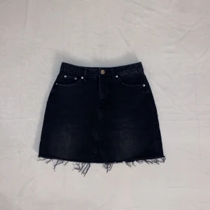 Svart jeanskjol - En svart jeanskjol från hm i storlek 34. Säljer för att den tyvärr är för liten. Den är i ett mycket bra skick och har inga större tecken på användning❤️
