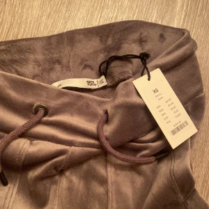 Nya velourbyxor - Säljer dessa nya byxor som jag fick dubletter av på jul. Storlek XS. 