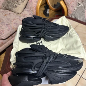 Balmain sneakers - Helt nya aldrig använda tag, allt kvitto finns kvar. Nypris 12.000  Vid snabbaffär kan pris diskuteras