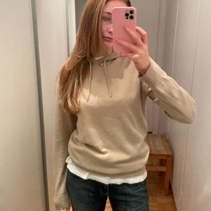 Stickad tröja med luva  - Stickad tröja med luva från HM