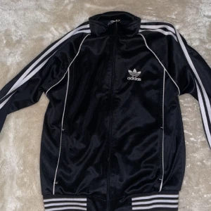 Adidas kofta vintage rare - Säljer denna fina adidas hoodien som är knappt använd. Den är vintage och inte så enkel att få tag på. Storlek xs-s. Kan även tänkas mötas upp i Malmö:)