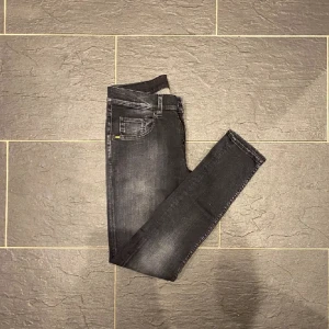 Tiger of Sweden jeans - Ett par riktigt feta Tiger of Sweden jeans i prima skick. Passform:slim fit  Storlek:32/32 Nypris:1800 Mitt pris:599