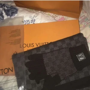 Louis Vuitton set - Säljer fint helt nytt LV set mössa handskar och halsduk, prioriterar att mötas upp före jag prioriterar frakt.🤝