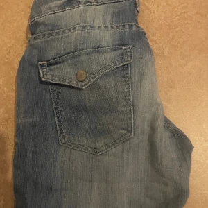 Jeans - As snygga jeans. Säljer då de är för små på mig. Säljer för 150 kr då de finns några slitningar och defekter (som inte syns när man har på sig dom)