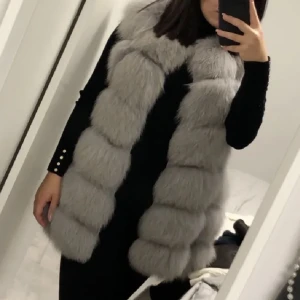 Pälsväst - Grå pälsväst (ÄKTA) onesize använd endast fåtal gånger och skickat är så gott som ny! Pälsvästen är köpt för 2700 kr och säljes för 2000 kr. Priset går att diskutera och kan även fraktas 🌸