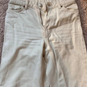 Skitsnygga vita utsvängda jeans - Assnygga vita utsvängda jeans som sitter exakt som man vill.  Älskar dessa men den har blivit aningen för små.  Det står ingen exakt storlek på jeansen men jag skulle säga 146-152 ungefär