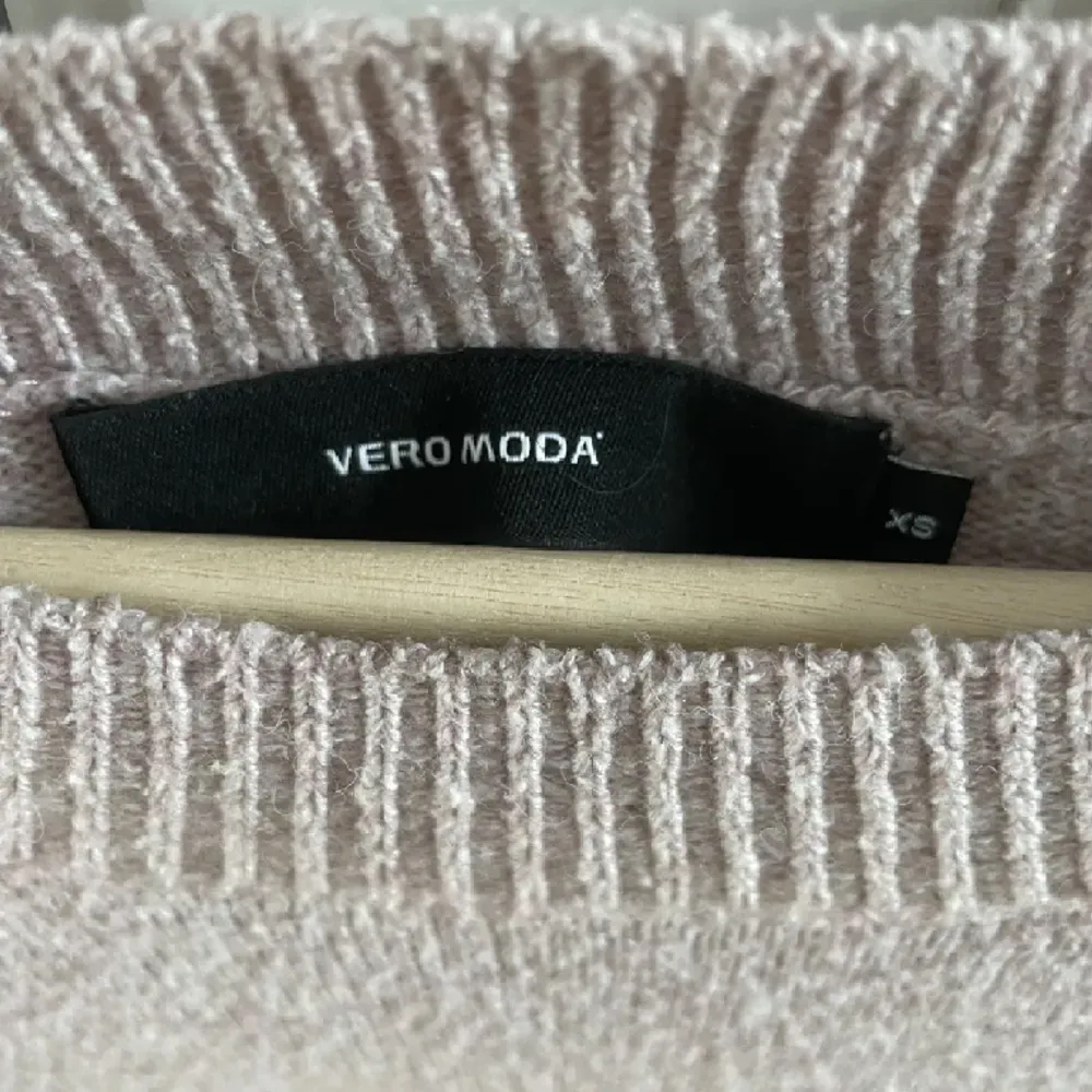 Stickad tröja från VeroModa, storlek Xs💕rosa/lila i färgen (bilden beskriver färgen bäst) . Stickat.