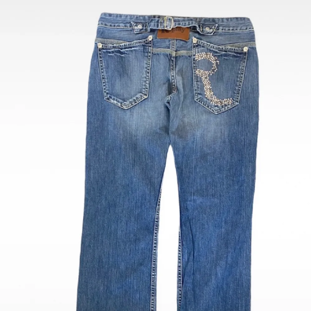 Lågmidjade raka jeans från replay med coola detaljer, passar S/M Skriv vid frågor eller fler bilder!!💕. Jeans & Byxor.