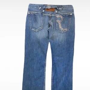 Replay jeans - Lågmidjade raka jeans från replay med coola detaljer, passar S/M Skriv vid frågor eller fler bilder!!💕