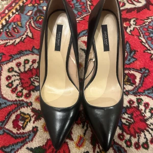 Svarta Klackskor från Zara stl 39 - Svarta klackskor från Zara i stl. 39. Nyskick och alltså oanvända. Klacken är ganska hög (jämför med min hand). Jag kan mötas upp i Stockholm eller skicka skorna, men då står du för frakten. 