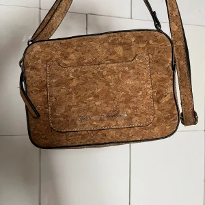 Don Donna väska i kork - Liten axelremsväska i kork från Don Donna. Knappt använd