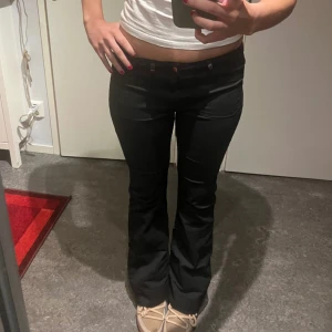 Svarta bootcut  - Super snygga bootcut jeans från hm. Väldigt fint skick och är stretchiga. Hör av er vid frågor och för fler bilder💗