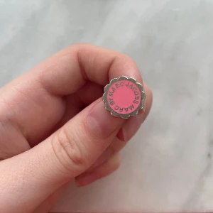 Marc Jacobs örhängen  - Sååå fina och gulliga Marc Jacobs örhängen! Använda en gång o säljs pga inte min stil. Säljs i befintligt skick💗