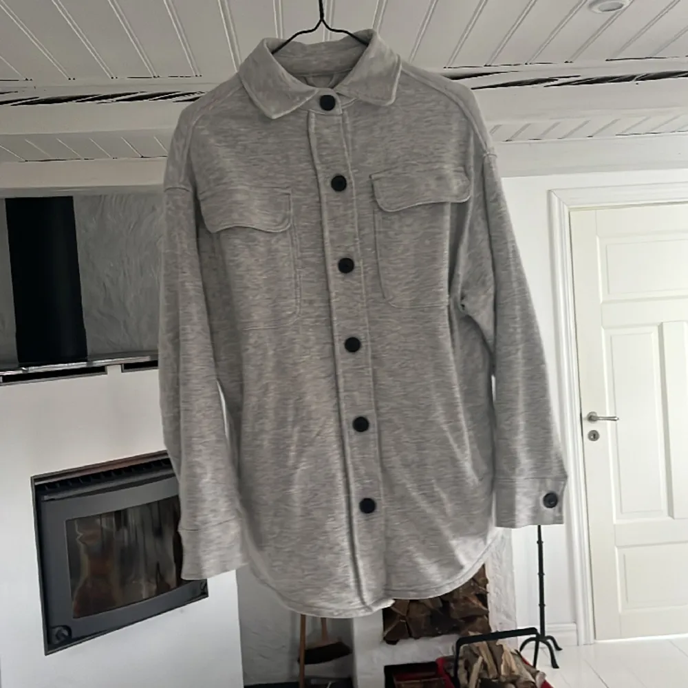 Säljer denna grå kofta/tunna jacka som är använd en hel del men fortfarande i bra skick. Snygg till det mesta basic plaggen eller en hoodie under😮‍💨🤌 . Jackor.