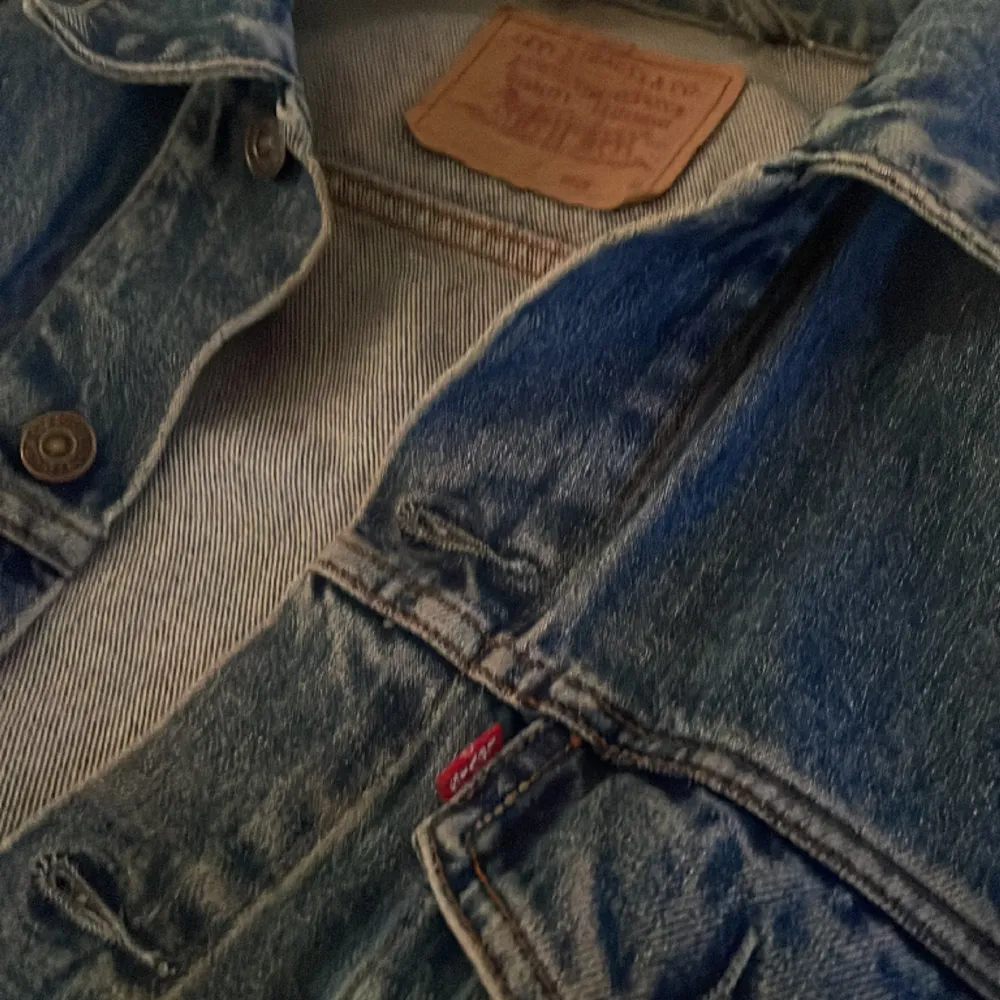 Jag säljer min jeans jacka från Levis som jag ärvt av min farsa som han hade i sin ungdom, perfekt sommar vår jacka som jag själv tycker är riktigt snygg. Skriv vid fler frågor eller bilder!. Jackor.