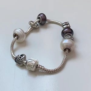 Armband Pandora  - Vackert armband från Pandora som inte kommer till användning  20 cm långt  Silver 925