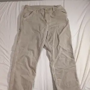 Carhartt Jeans, model singel knee I färg beige.(org pris 1650). Lite fläckiga längst ner.  W33/L32