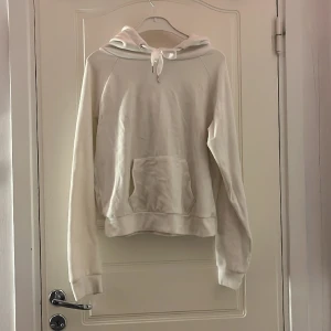 Vitt velour mjukis sett  - Super mysigt och skönt mjukis kitt ifrån Gina Tricot med hoddie och byxa. Få gånger använda då dem är lite stora för mig 