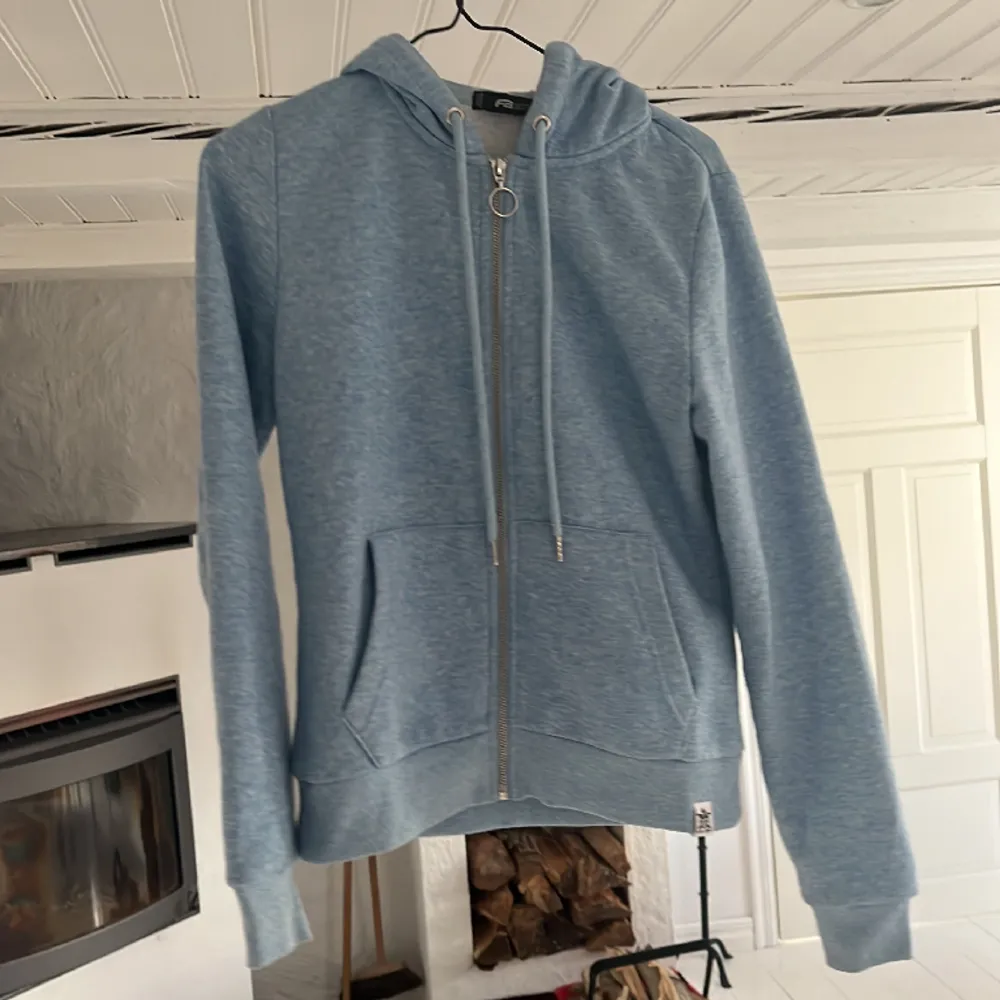 Säljer denna zip-hoodie då jag inte använder den längre. Bra skick❤️. Tröjor & Koftor.