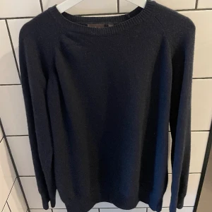 Stickad Oscar Jacobson tröja  - Marinblå stickad tröja från Oscar Jacobson i jäkligt bra skick.  Använd 4-5 gånger så tröjan är i mycket bra skick. Storlek L.  Hör av er vid frågor!
