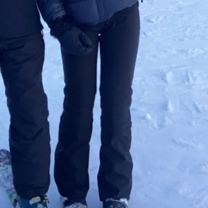 Skidbyxor  - Jätte snygga tighta skidbyxor som blivit för små, inte använda många gånger så i bra skick, nypris runt 1000kr🤍🤍