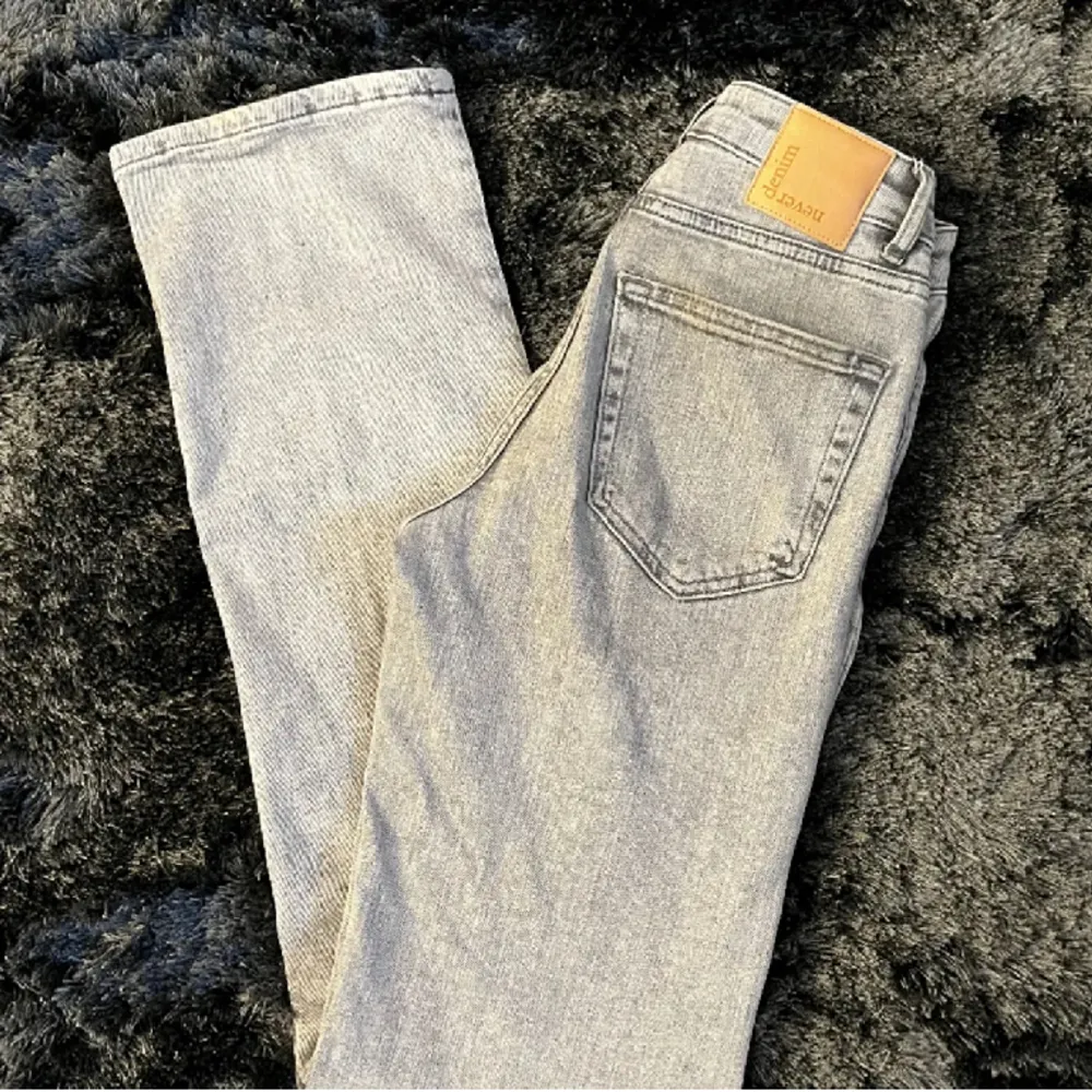 Raka ljusgråa jeans från BikBok. Inga märken på användning.. Jeans & Byxor.