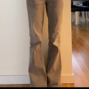 Gråa Low waist bootcut jeans - Dessa är super fina men använder nästan aldrig där av att jag säljer. Sparsamt använda och fint skick. Priset kan diskuteras. Lågmidjade och bootcut från Gina tricot. Vad jag vet säljs ej dessa längre?