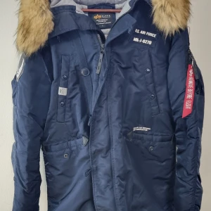 Alfa industries - Vinterjacka  - En Alfa Industries - N-3B Airborne vinter jacka perfekt nu i kallare tider anväd 10 gånger inga tecken på användning 
