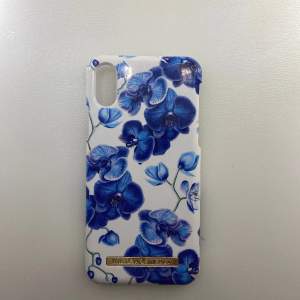 Vitt mobilskal med blåa blommmor från ideal of sweden🌟🦋liten skada på ett hörn men annars super fint!! 