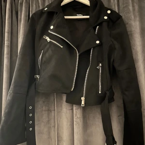 Pull & Bear Mocha jacka - Köpt några år sedan men använd max 10 gånger. Tagit hand om den mycket väl, finns inga tecken på användning. 