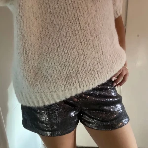 Paljett shorts  - Snygga paljett shorts men som tyvärr tappat några paljetter på vissa ställen (se bild 2&3) men inget man ser i helheten💓💞tryck på köp nu 