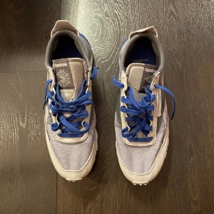 Reebok Skor Säljes - Knappt använda Reebok sneakers. Skick 9/10 använda max 3 gånger.