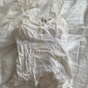 Vit topp - Köpte på sellpy, storlek 38