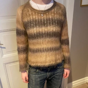 Mohair tröja  - Galet snygg och trendig randig stickad tröja i 60% mohair, 26% ull & 14% polyamid, från Filippa K💕🎀Mycket fint skick! Köpt secondhand för 900 kr.  Storleken motsvarar en S. Skriv vid funderingar och kolla in mina andra annonser😇