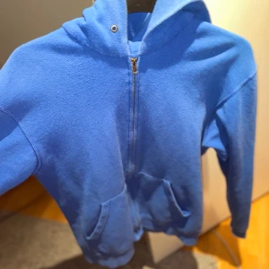 Bvaldi  - Denna bvaldi zip up har ni blivit för liten för mig. Den är i väldigt fint skick! Ny pris kostar den 999 kr, går inte o köpa längre Heller! Vid snabb affär så kan jag gå ner i pris!