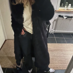 Lojsan Wallin x NAKD päls - Lägger ut denna skitsnygga päls från Lojsans kollektion med nakd. Helt ny med lapparna på, säljer pga att jag råkade få hem två. Storlek 34 men passar även 36/38 då den är oversized. Helt slutsåld i alla storlekar på nakd. 