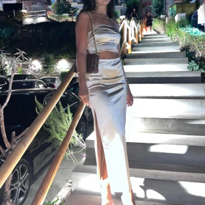 Matching Set - Säljer detta champagne färgat set kjol och topp som endast är använd en kväll. Jättesnygg och stretchigt material!! Passar xs och s