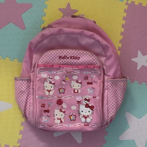 Hello kitty ryggsäck  - Säljer för att jag vill ha mer plats i mitt rum. Super söt och är köpt i japan. Förra ägaren är orsaken t de fläckar som finns innut i den. Den saken man hänger väskan med är typ förstörd men man kan klippa bort den. Köp är på! Kontakta om du har frågor.