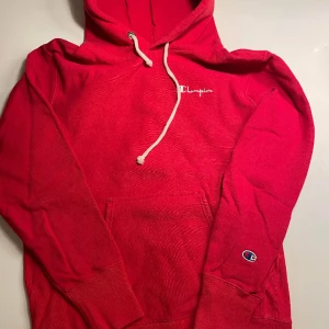 Champion hoodie - Bra skick… och nästan aldrig använd! Säljer för att jag har växt ur den!