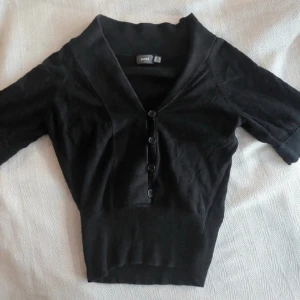 svart kofta - i bilden ser den ganska liten ut men det är inte så stor heller, jätte snygg och i bra skick 