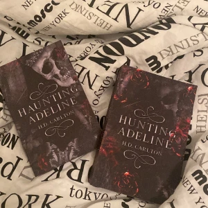 Haunting adeline - Säljer denna sjukt populära och välskrivna booktok serien för endast 550kr❤️ böckerna kostar runt 400-500kr enskilt satt mitt pris är verkligen dunder!❤️🌷