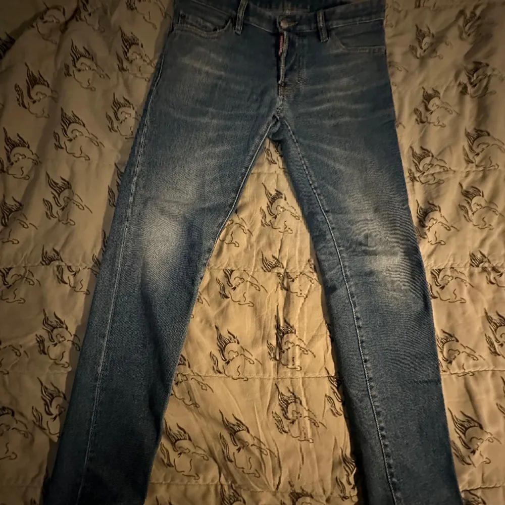 Dsquared2 jeans. Slim jeans. Storlek 44 Italienska. Köpt från deras egna hemsida. DM för mer info.. Jeans & Byxor.