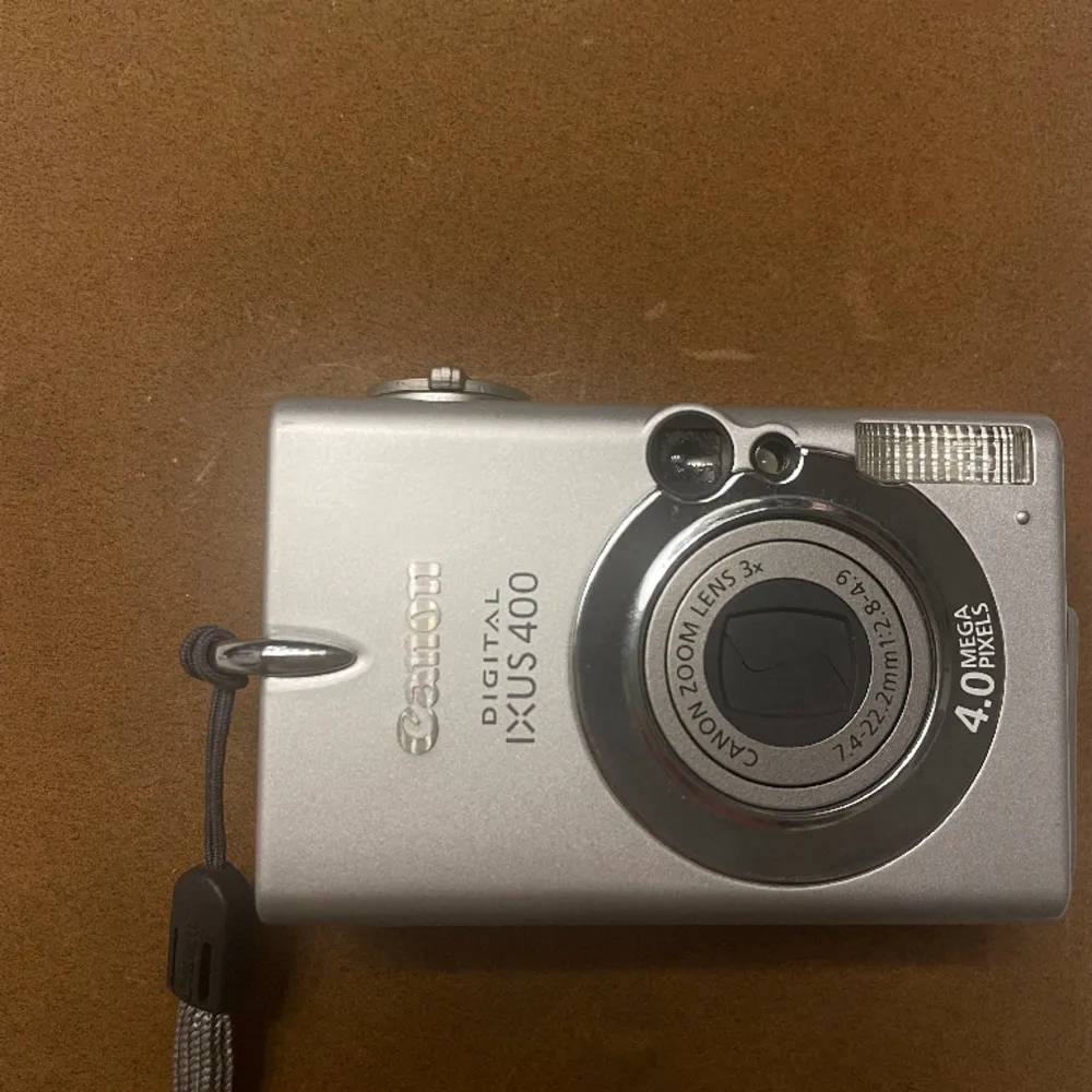 Canon digital icus 400 camera med 3x zoom och 4.0 mega pixels. Bra kamera för retro bilder med 2000 tals stil. Batteri tillkommer men måste lägga in eget minneskort🧡. Övrigt.