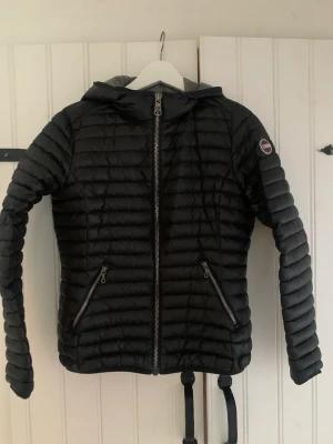 Colmar Ladies Down Jacket - Colmar damjacka modell Ladies Down Jacket med luva. Jättefint skick 😊!  Svart, storlek 40, inköpt 2022.  Jag har vanligtvis 36-38 så jag upplever Colmars storlekar små 😊. (Colmar-storlek 46)