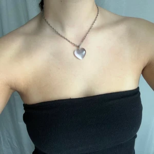 Kristall hjärta - Rosa glänsande kristall hjärta 💘 Oklart vilken typ av kristall. Frakt: 15kr eller 29kr (spårbart)