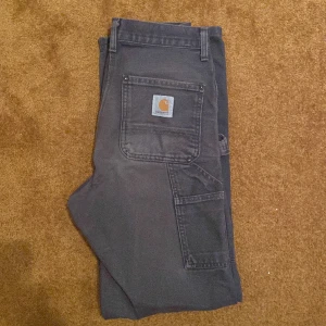 carhartt byxor - Vintage carhartt arbetsbyxor Mötes upp. Passar smala typer. Cirka 38cm midja. Cirka 79.5 cm insida ben.   