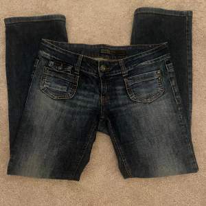 Lågmidjade mörkblåa jeans från Only. Dem är som nya och jag säljer pga att dem är lite för låga för min smak🩷 utöver det passar dem mig och jag är ungefär 164cm och brukar ha 38-40 på jeans🤍 