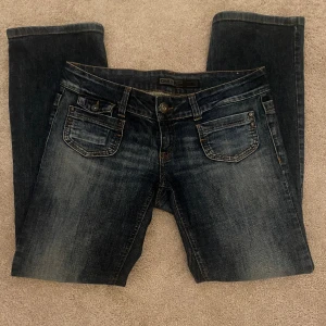 Lågmidjade Mörkblå Jeans - Lågmidjade mörkblåa jeans från Only. Dem är som nya och jag säljer pga att dem är lite för låga för min smak🩷 utöver det passar dem mig och jag är ungefär 164cm och brukar ha 38-40 på jeans🤍 