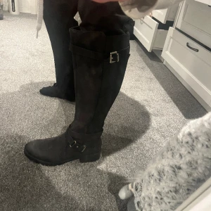 Svarta stövlar - Fint skick. Använda enstaka gånger. Komemr inte till användning 