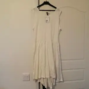 Fin vit klänning från divided H&M. HELT NY, med prislapp kvar. Ord. Pris 99kr!!! 